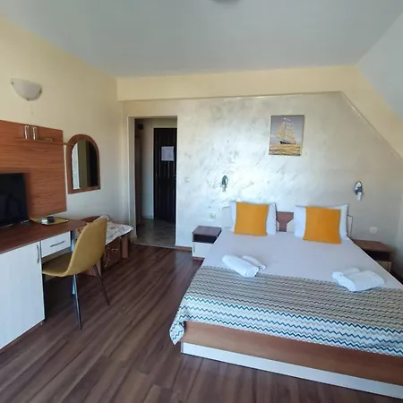 Хотел семеен детелини