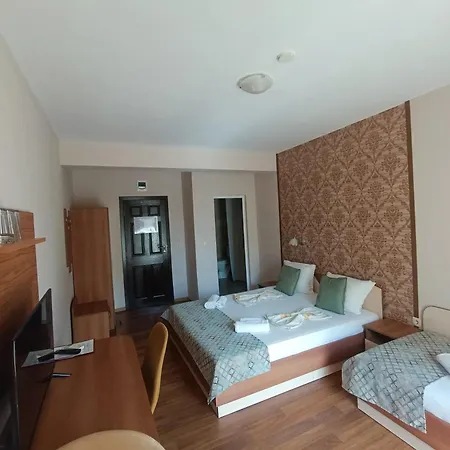 Хотел семеен детелини