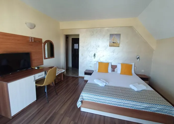 Hotel семеен детелини